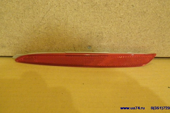 Отражатель левый в задний бампер Mazda 3 2008- 4D (TYC / Тайвань)